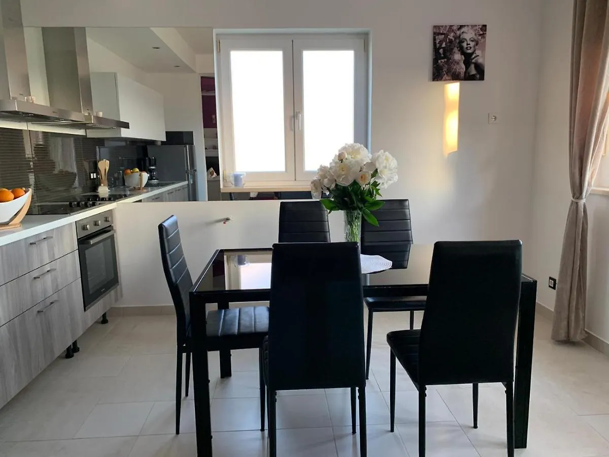 Apartman Mateo Rogovici Apartment